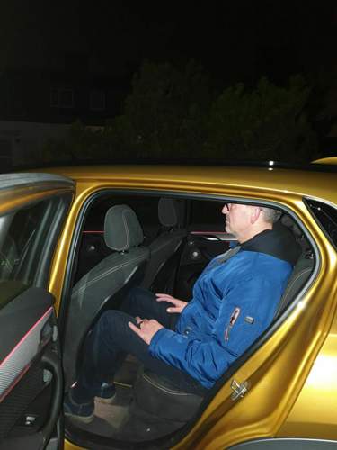 Probesitzen auf der R&uuml;ckbank. F&uuml;r gro&szlig;e Menschen kann es unter Umst&auml;nden eng werden.