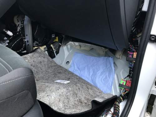 Die Daemmung wurde grosszuegig rausgeschnitten u getrocknet. Rechts bei den Steckern tropfte es in den Fussraum..jpg