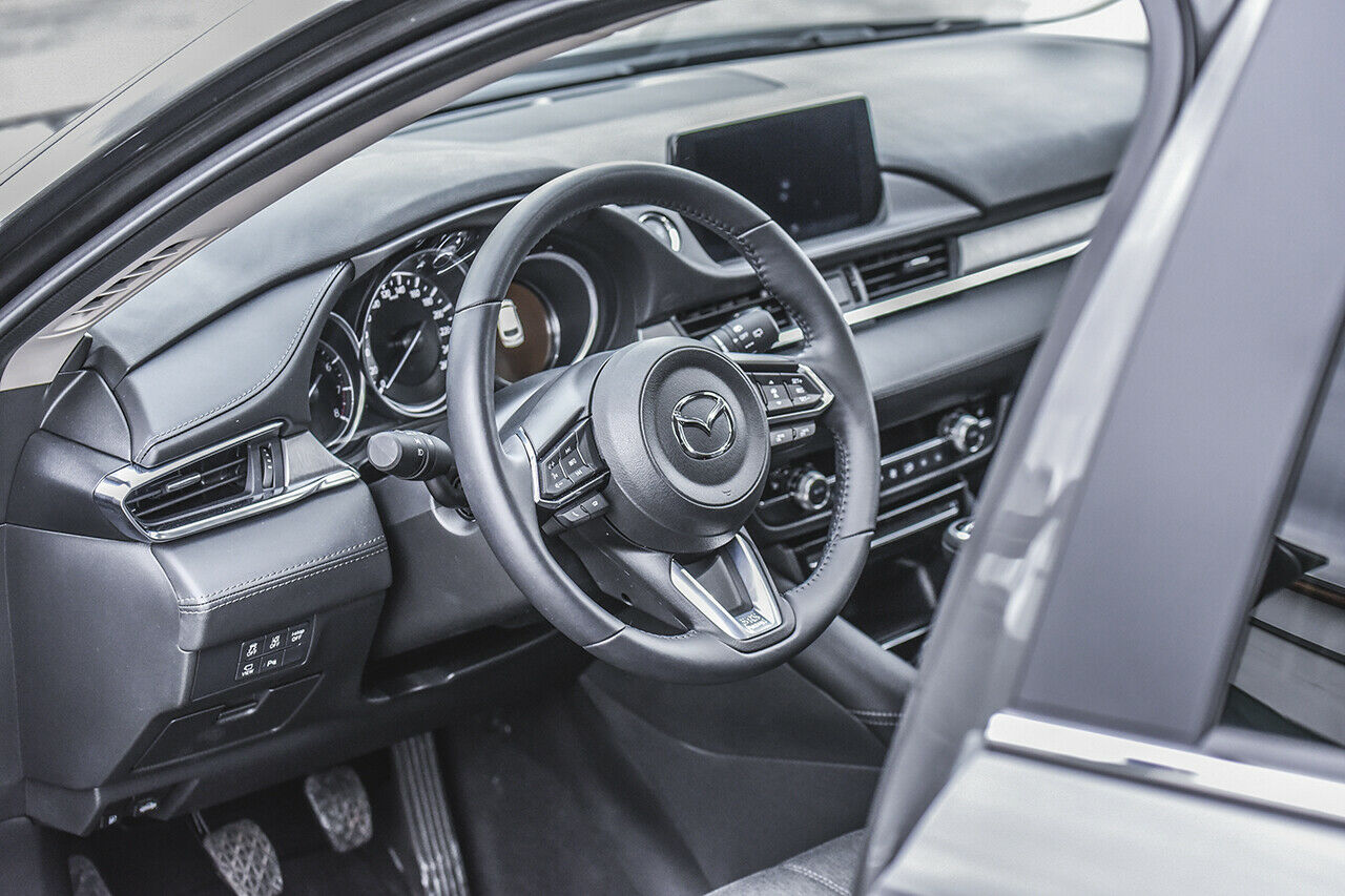 Das Lederlenkrad liegt griffig in der Hand