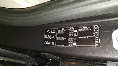 Luftdrucktabelle im Türrahmen