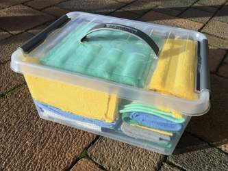 mit ausgestecktem Griff