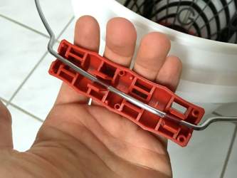 Griff um die Metallspange platzieren...