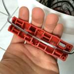 Griff um die Metallspange platzieren...