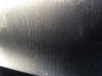 Detailer verbindet sich mit den Wassertropfen