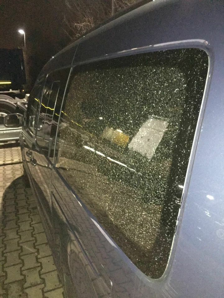 Seitenscheibe zum 2. Mal beim Schließen der Türe zersprungen