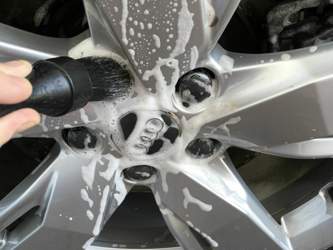 Zum Reinigen von Radbolzenlöchern