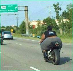 Frau-in-leggings-auf-motorrad