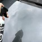 Etwas auf den Lack oder ins Tuch sprühen