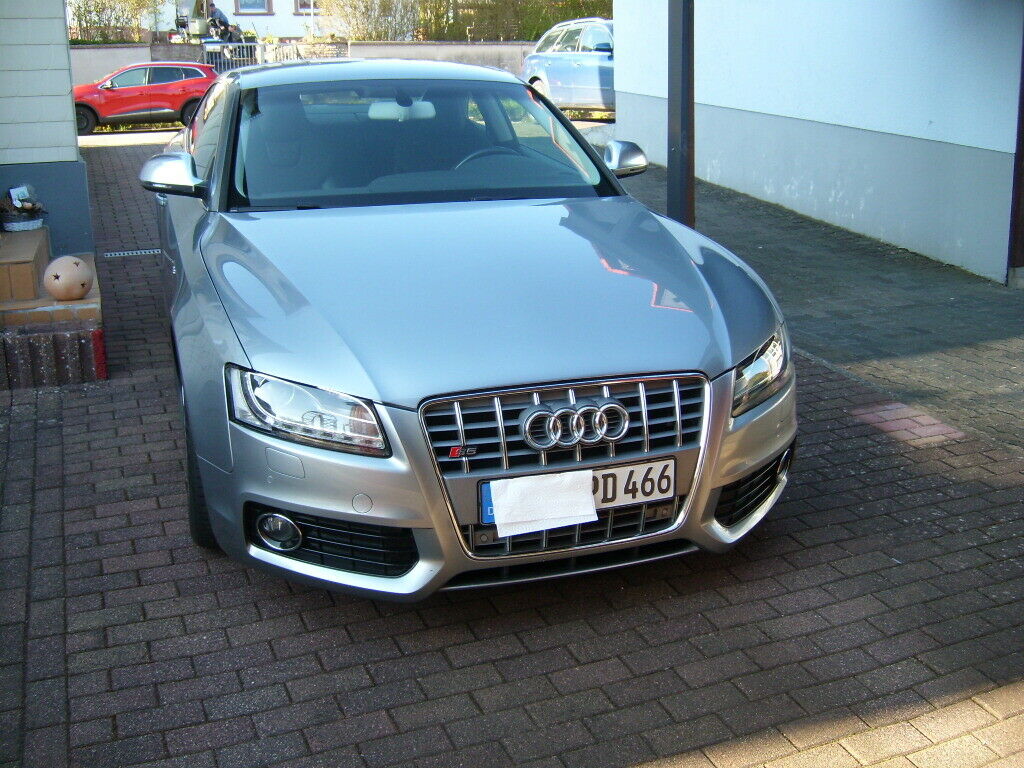 Stolzer Besitzer Audi S5 V8