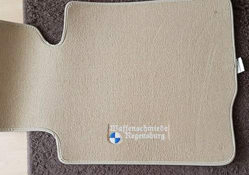 Beige mit Bestickung