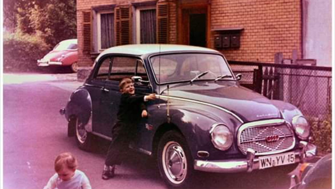 Der Schrottplatz - Spiegelsymmetrisch des Showrooms