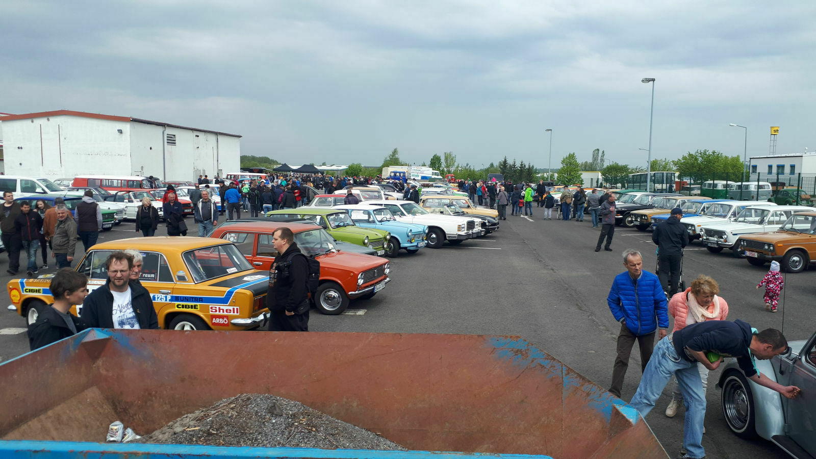 Der Schrottplatz - Spiegelsymmetrisch des Showrooms