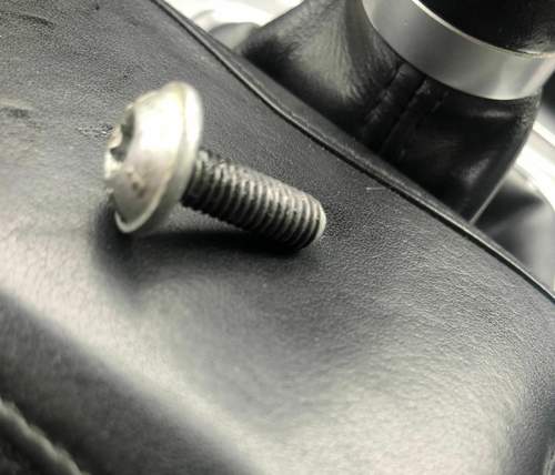 Schraube Fahrerfussraum