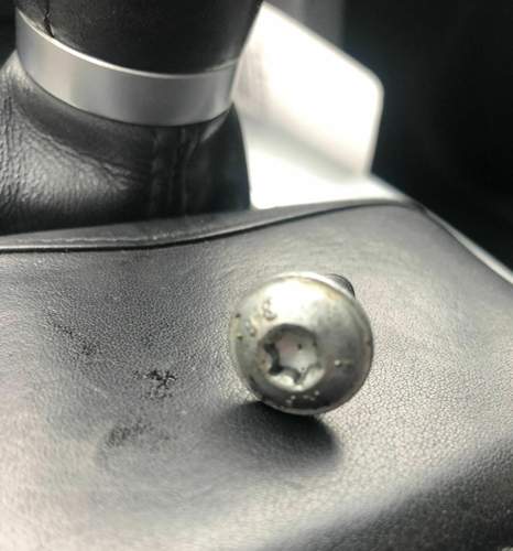 Schraube Fahrerfussraum