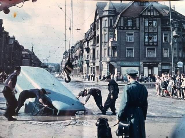 Der Schrottplatz - Spiegelsymmetrisch des Showrooms