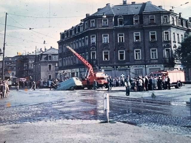 Der Schrottplatz - Spiegelsymmetrisch des Showrooms