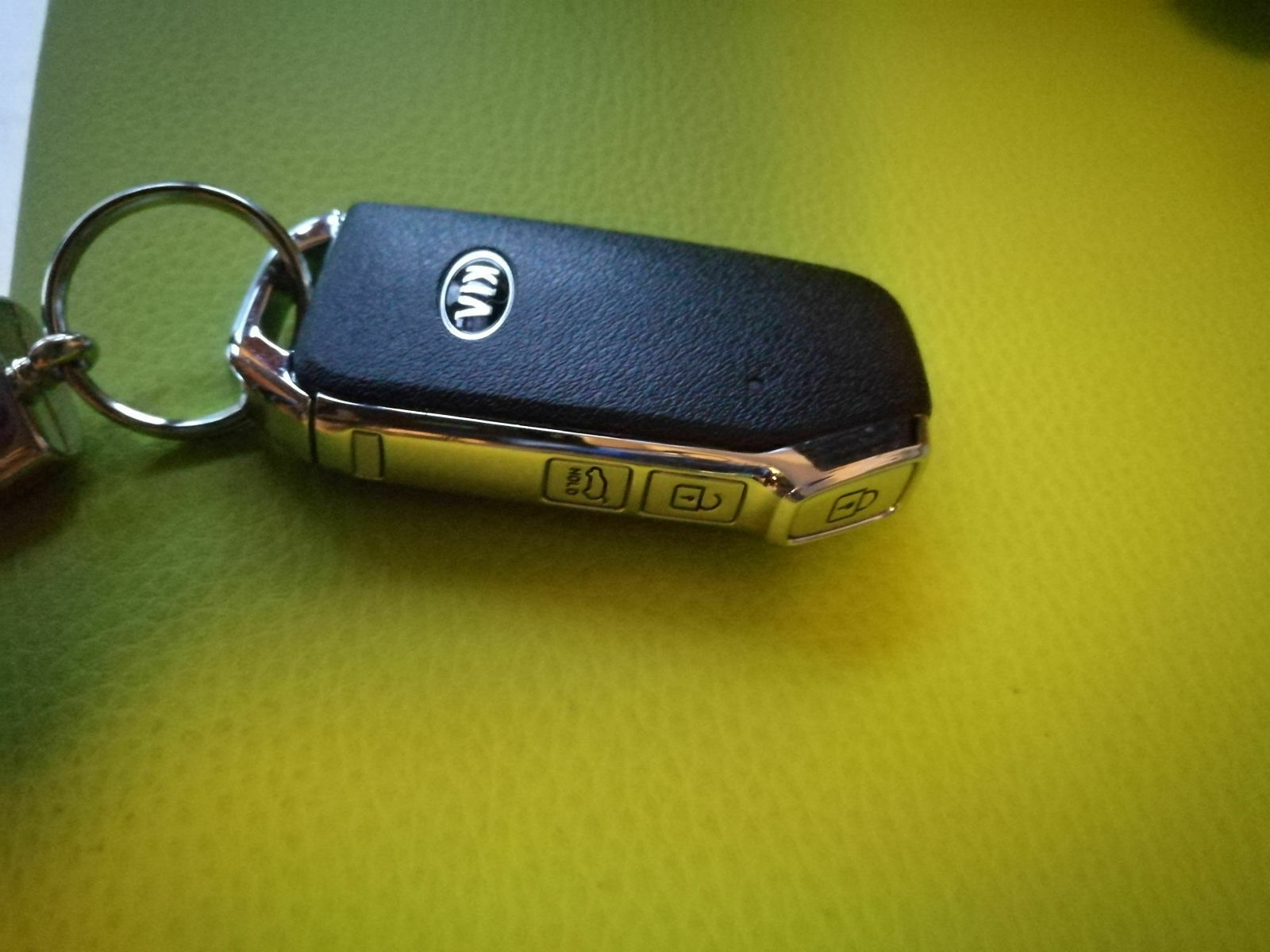 Aufkleber auf dem Schlüssel