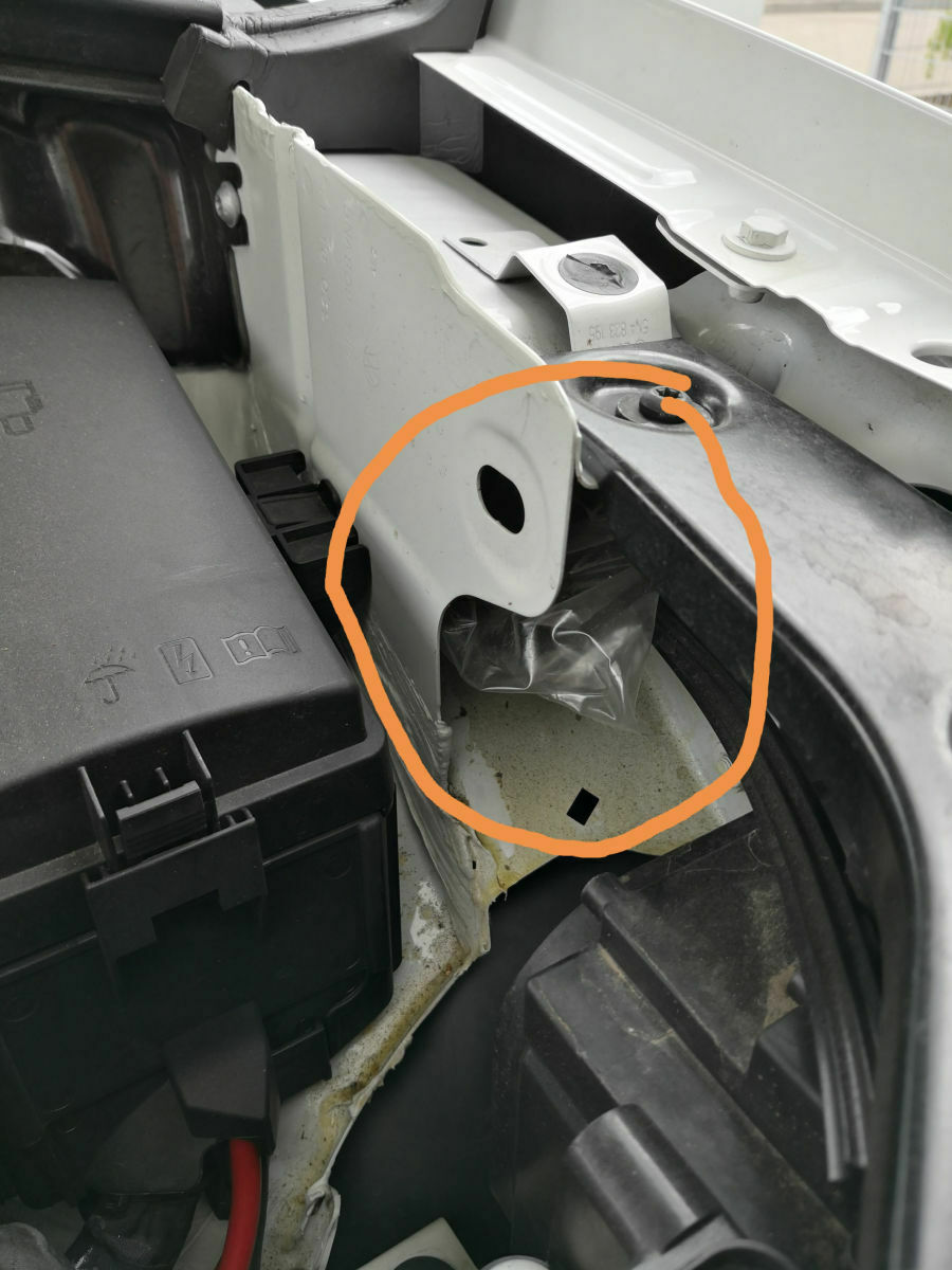 2 graue, eingeschweißte Schwämme im Motorraum gefunden