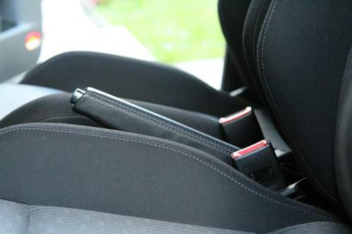 Handbremshebel-Manschette mit Schmierseife und Lederpflege behandelt.jpg