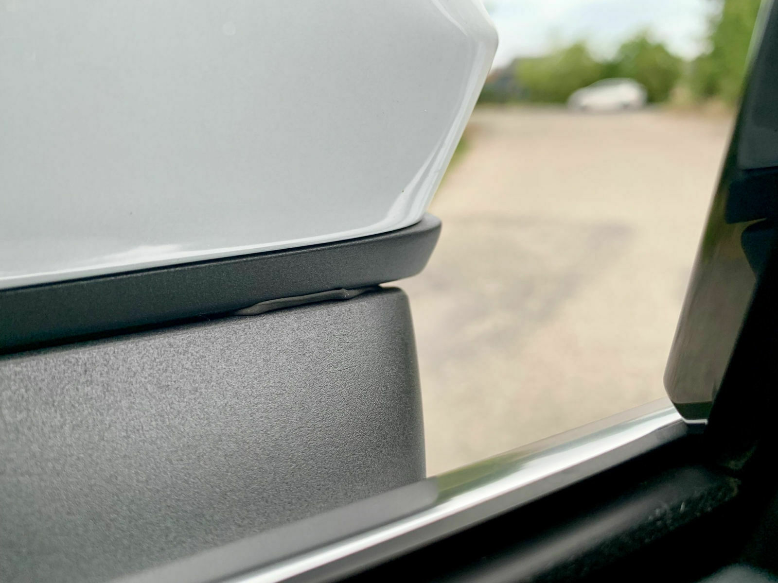 Eingeklemmter Dichtungsgummi an den Außenspiegeln