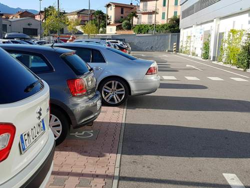 Ein Bild in Italien. Leider sind die Parkplaetze etwas zu klein..jpg