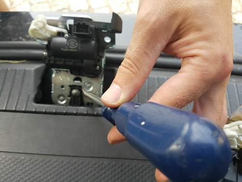 Hier Schraubenzieher ansetzen