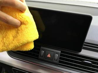 sanft über die Oberflächen wischen