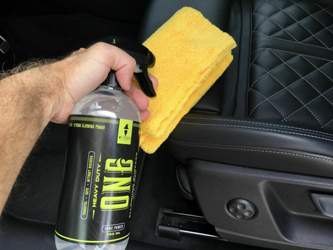 auf ein Mikrofasertuch sprühen