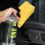 Auf ein Mikrofasertuch sprühen