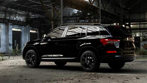 Borbet-y-black-glossy-felge-mit-reifen-schwarz-in-18zoll-winterfelge-alufelge-auf-schwarzem-skoda-kodiaq-typ-ns-mit-15mm-tieferlegung-industriehalle-1-camera-001-1920