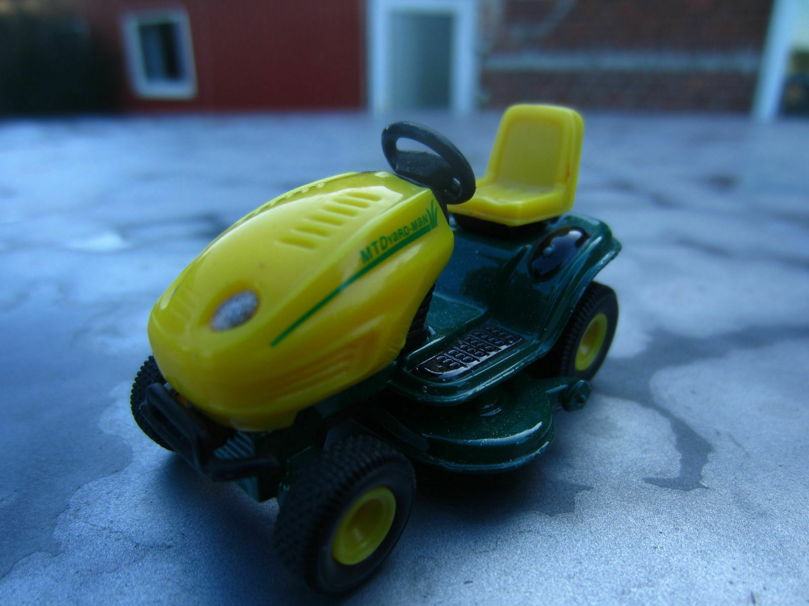 Der Schrottplatz - Spiegelsymmetrisch des Showrooms