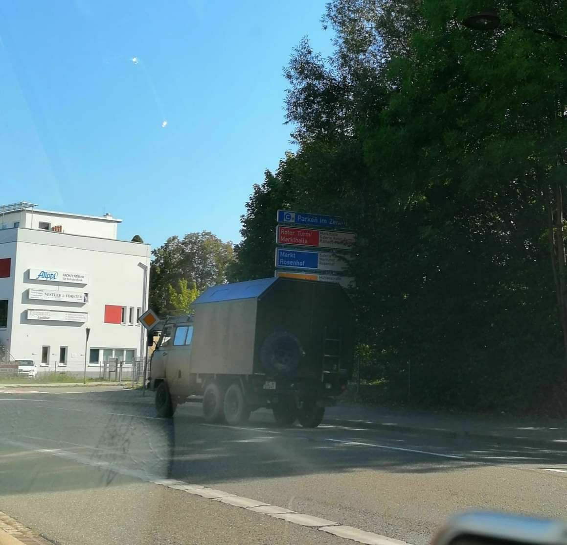 Der Schrottplatz - Spiegelsymmetrisch des Showrooms