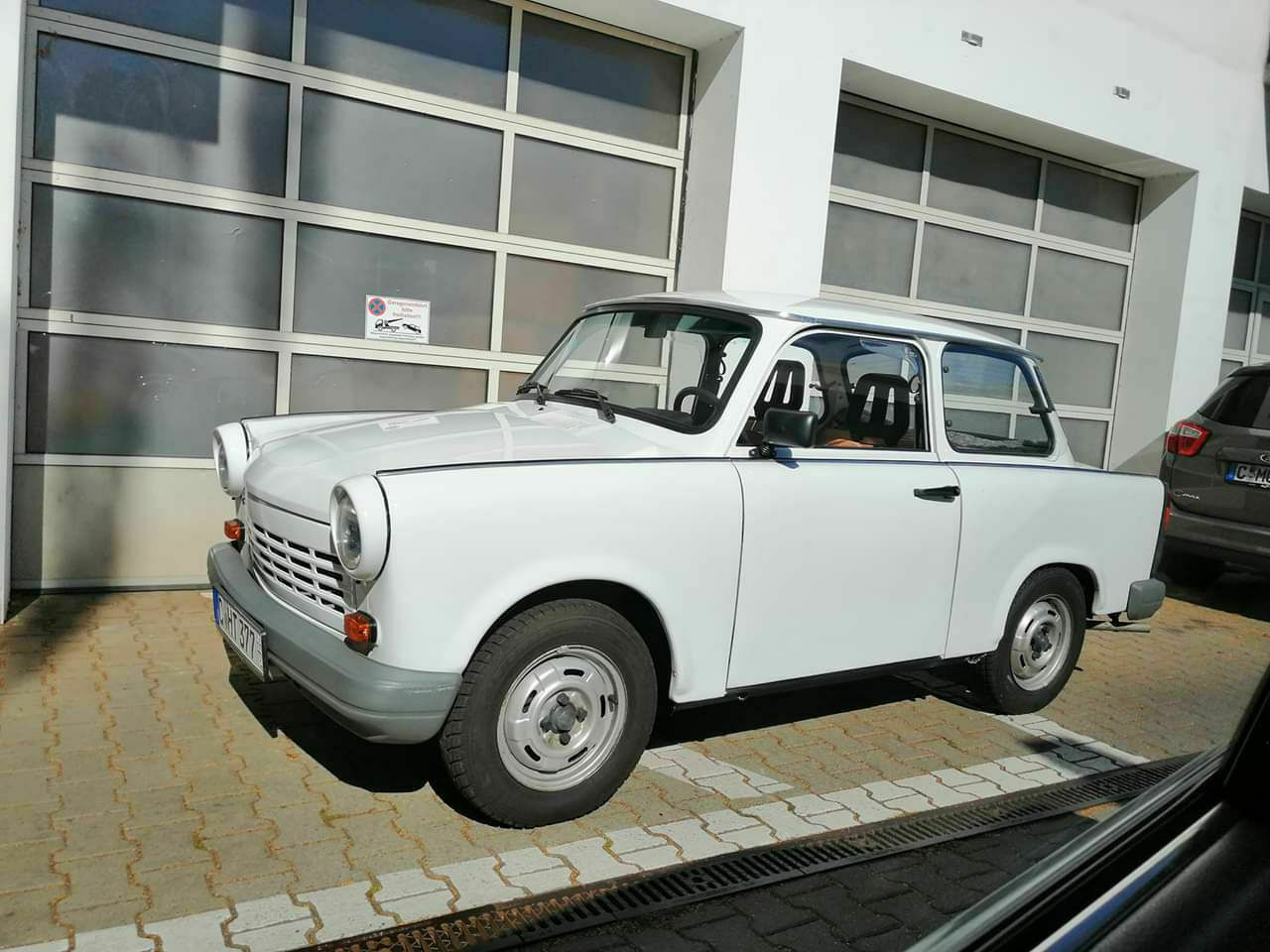 Der Schrottplatz - Spiegelsymmetrisch des Showrooms