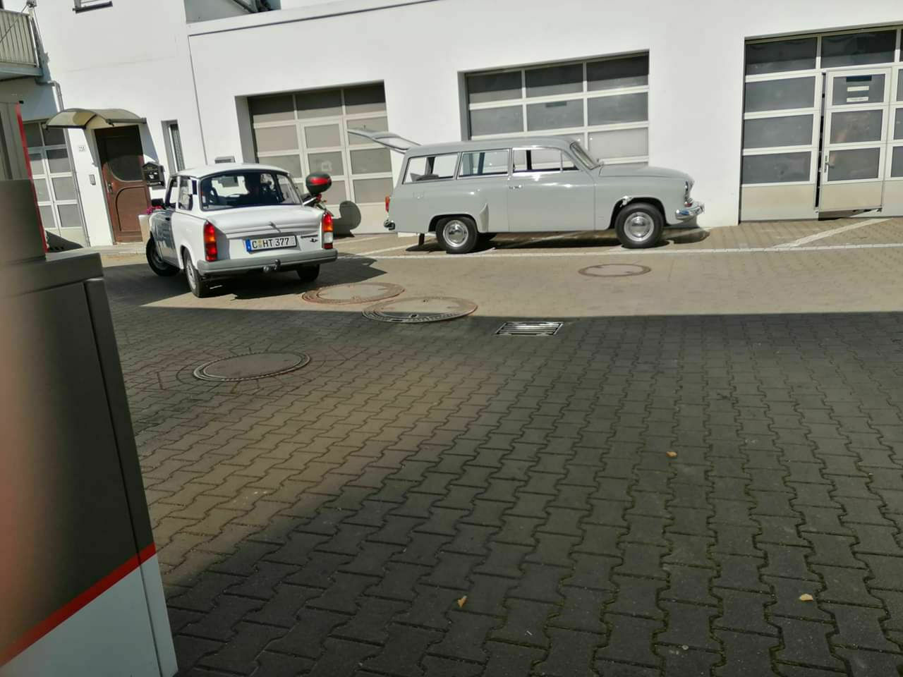 Der Schrottplatz - Spiegelsymmetrisch des Showrooms