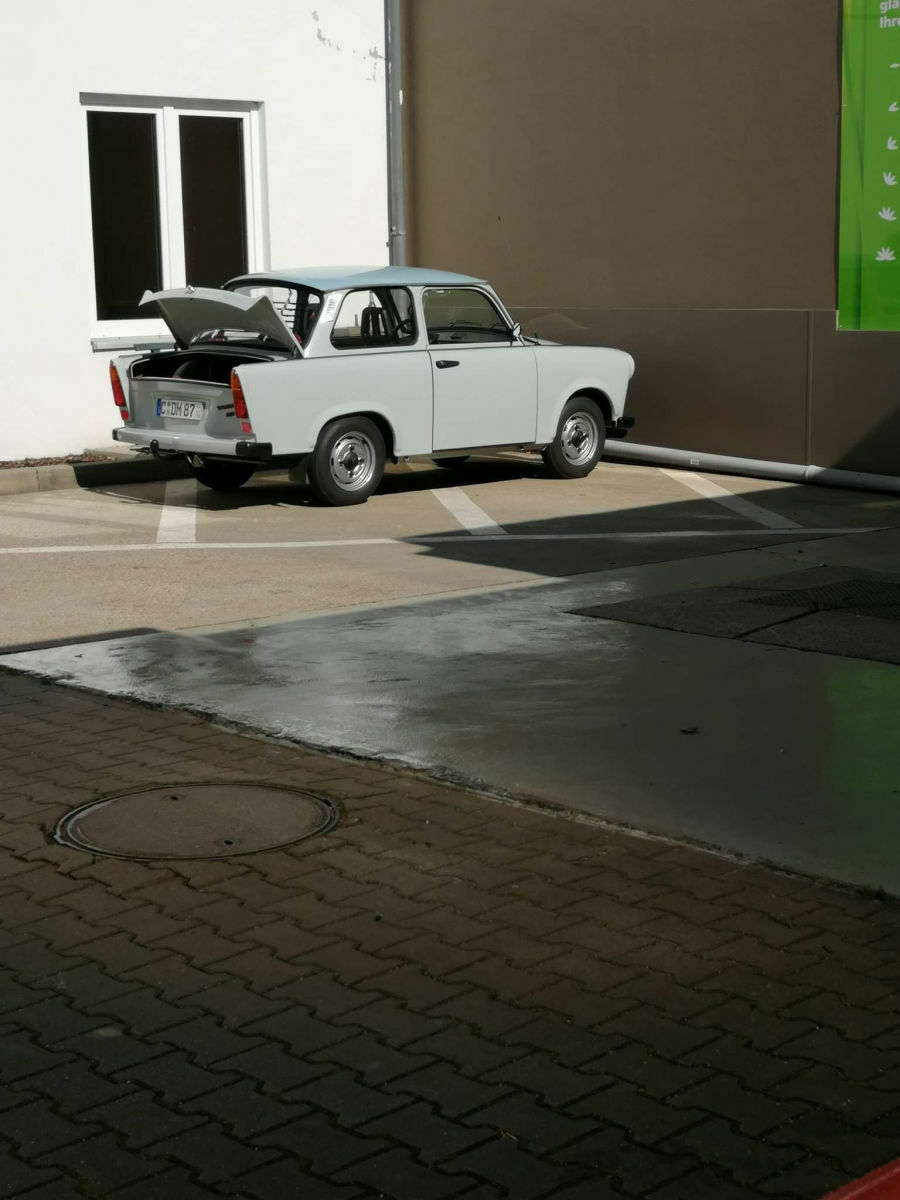 Der Schrottplatz - Spiegelsymmetrisch des Showrooms