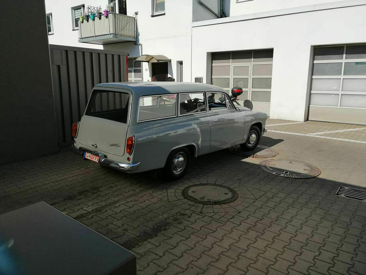 Der Schrottplatz - Spiegelsymmetrisch des Showrooms