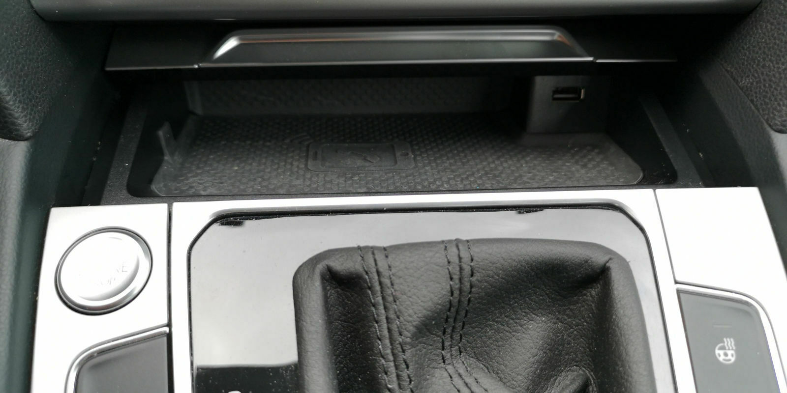 Ablagefach Smartphone unter Radio