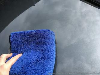 ein langfloriges Mikrofasertuch nimmt jegliche Reste auf