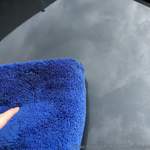 Ein langfloriges Mikrofasertuch nimmt jegliche Reste auf