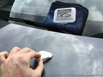 leicht mit der Knete über den Lack gleiten