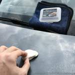 Leicht mit der Knete über den Lack gleiten