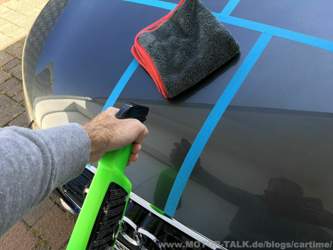 aufsprühen und Reste mit dem Tuch abnehmen