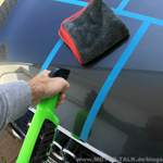 Aufsprühen und Reste mit dem Tuch abnehmen