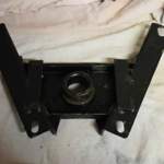 Quertraverse auf dem das Getriebe ruht