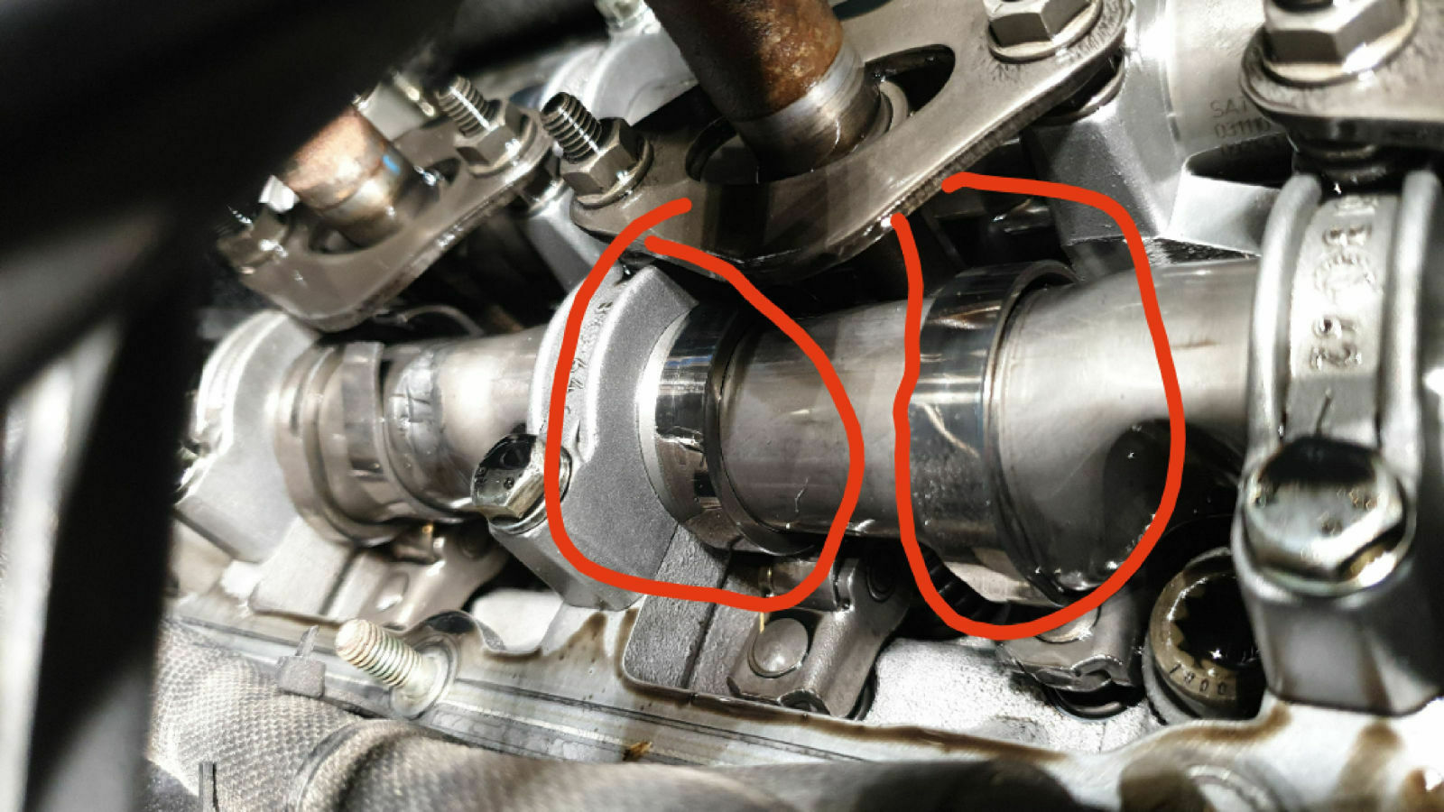 2.5 TDI Schleifspuren neben der Nocken normal?