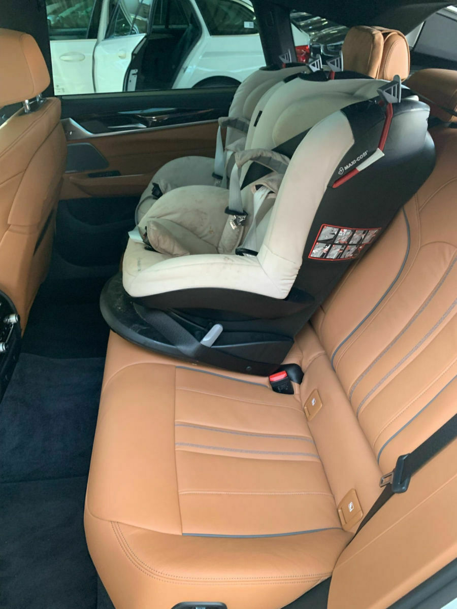 3 Kindersitze auf Rücksitzbank