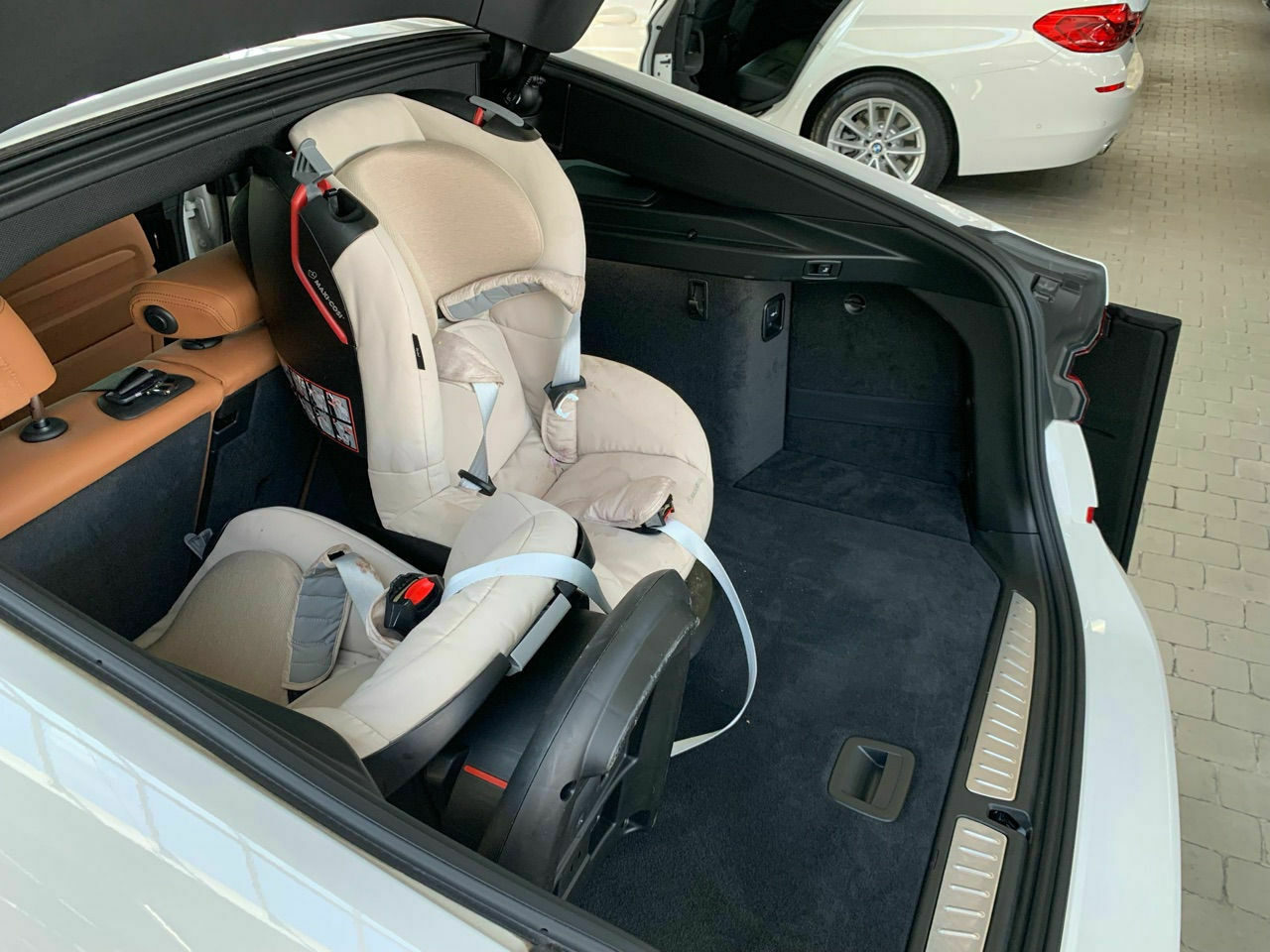 3 Kindersitze auf Rücksitzbank