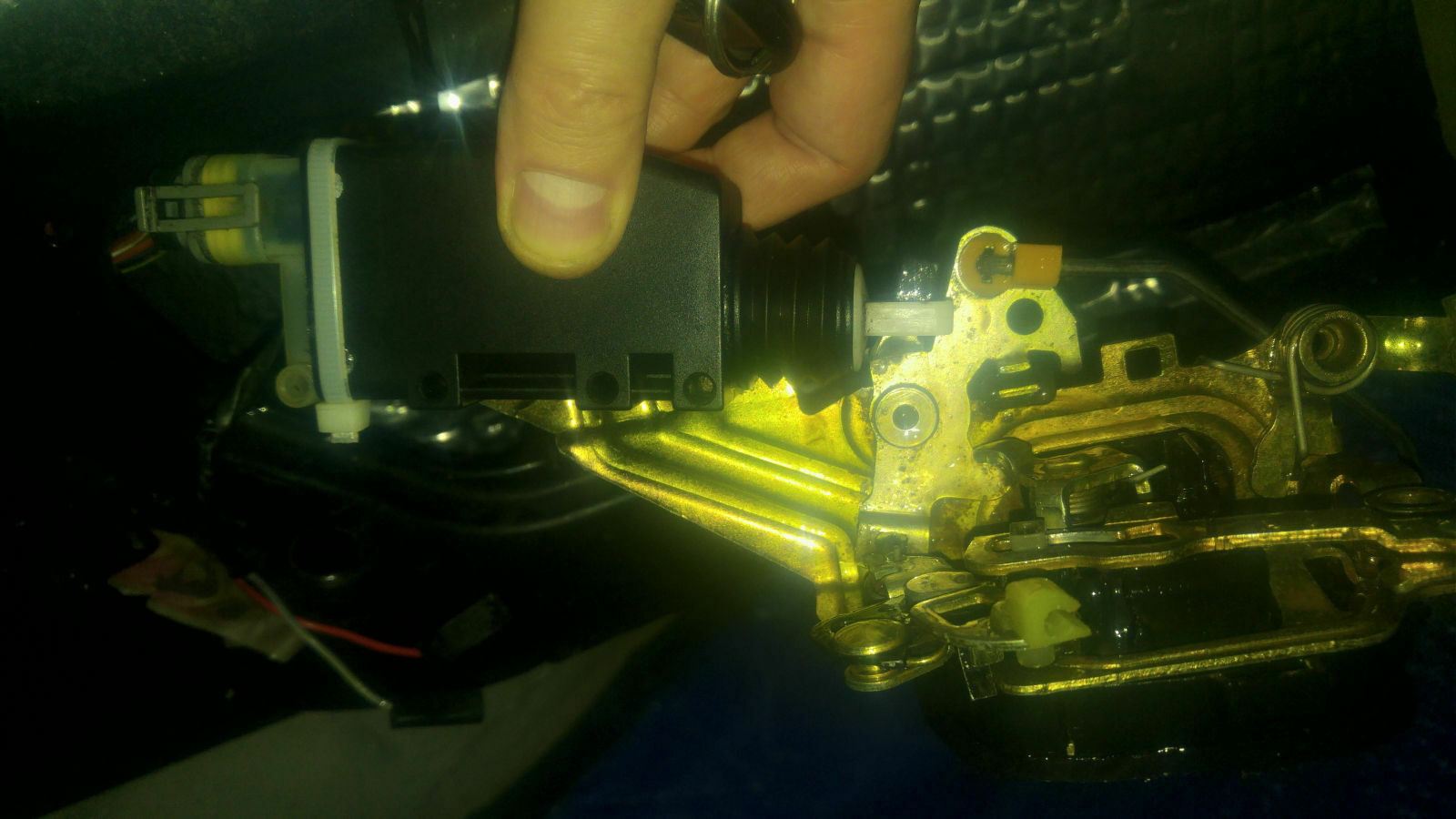 Omega B - ZV - Türmechanik reinigen und Servo-Mikroschalter wechseln