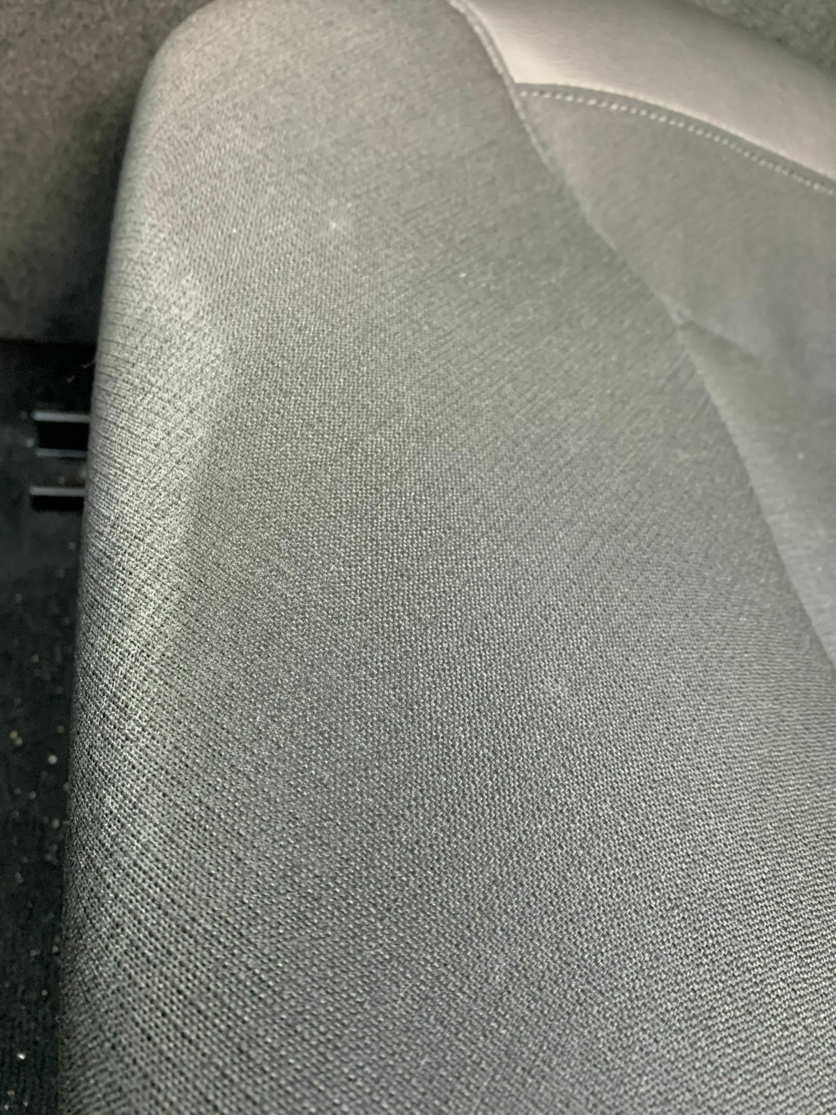 „Abgenutzter“ Textil/T-Tech Fahrersitz