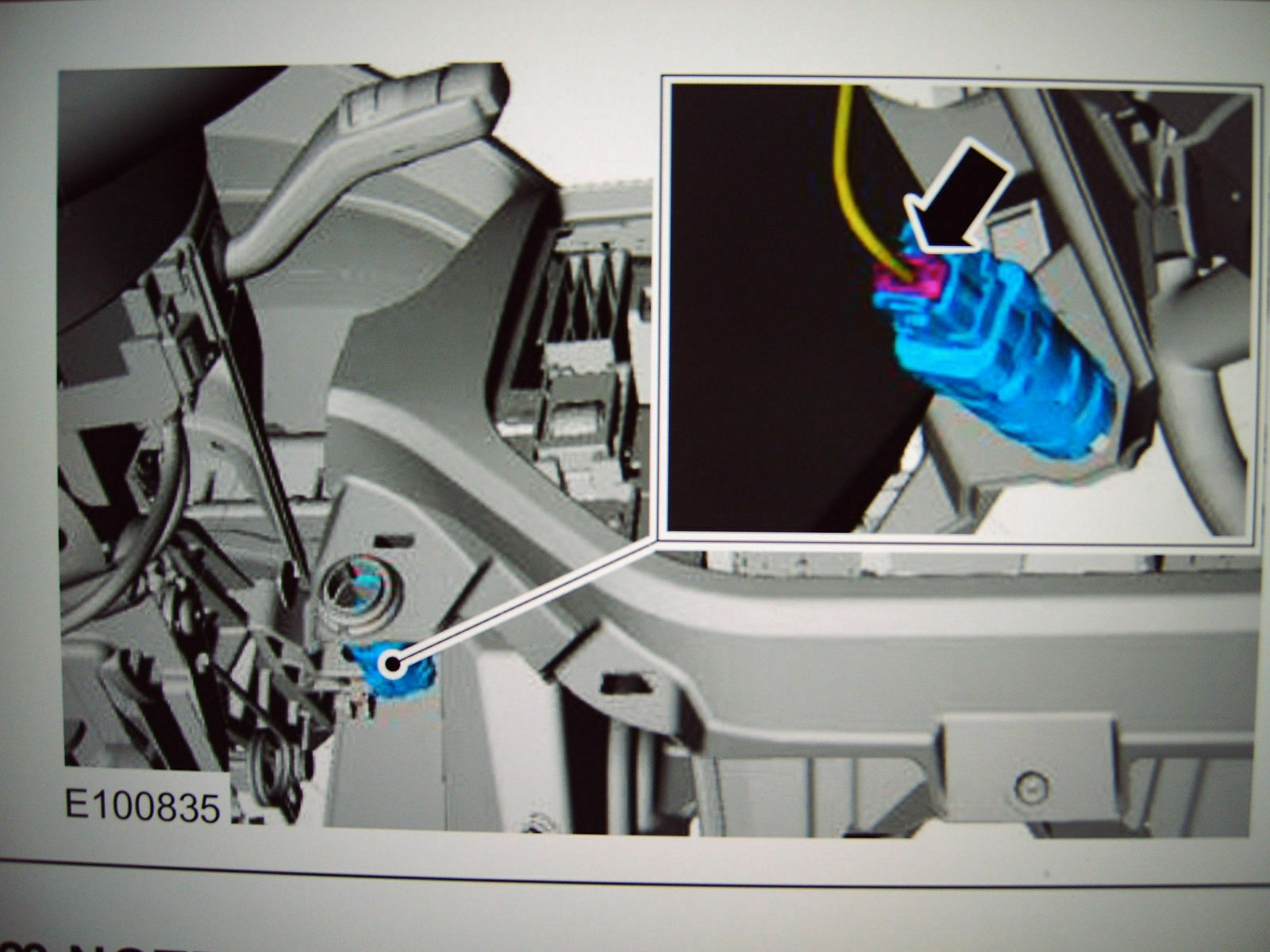 Brummen aus dem Amarturenbrett.